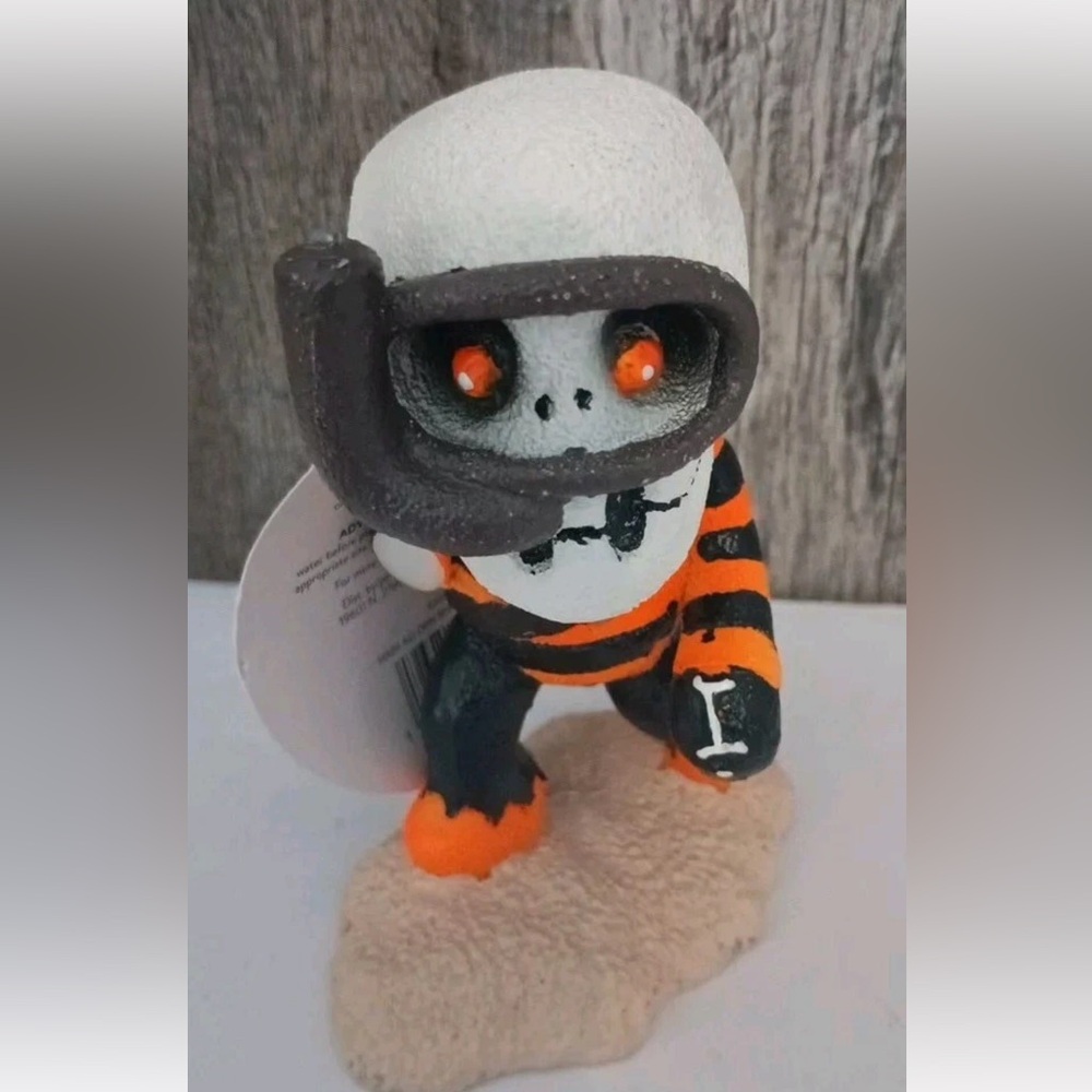Thrills & Chills Scuba Skeleton Aquarium Ornament Glow in the Dark NWT Halloween